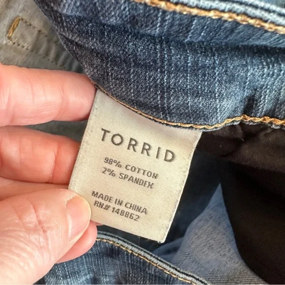 Torrid cuffed denim shorts size 24 - Picture 6 of 7